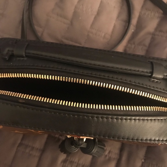 Authentic Louis Vuitton Saintongue Shoulder Bag - Picture 4 of 8